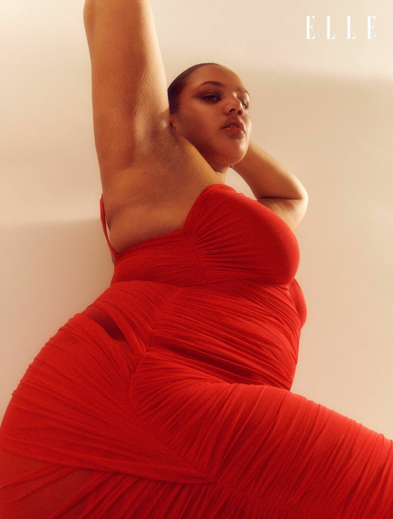 Fotomodellen har på sig en röd tajt klänning från Dolce &amp; Gabbana