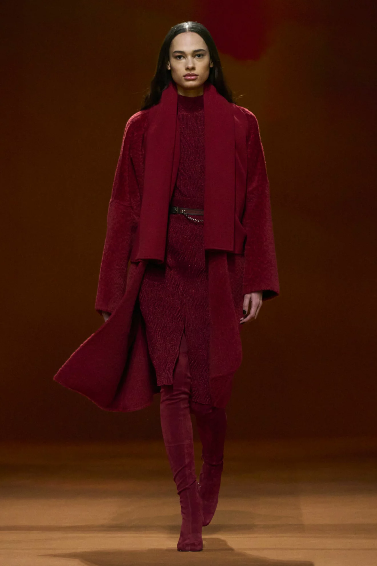 Röd look från Hermès AW23.