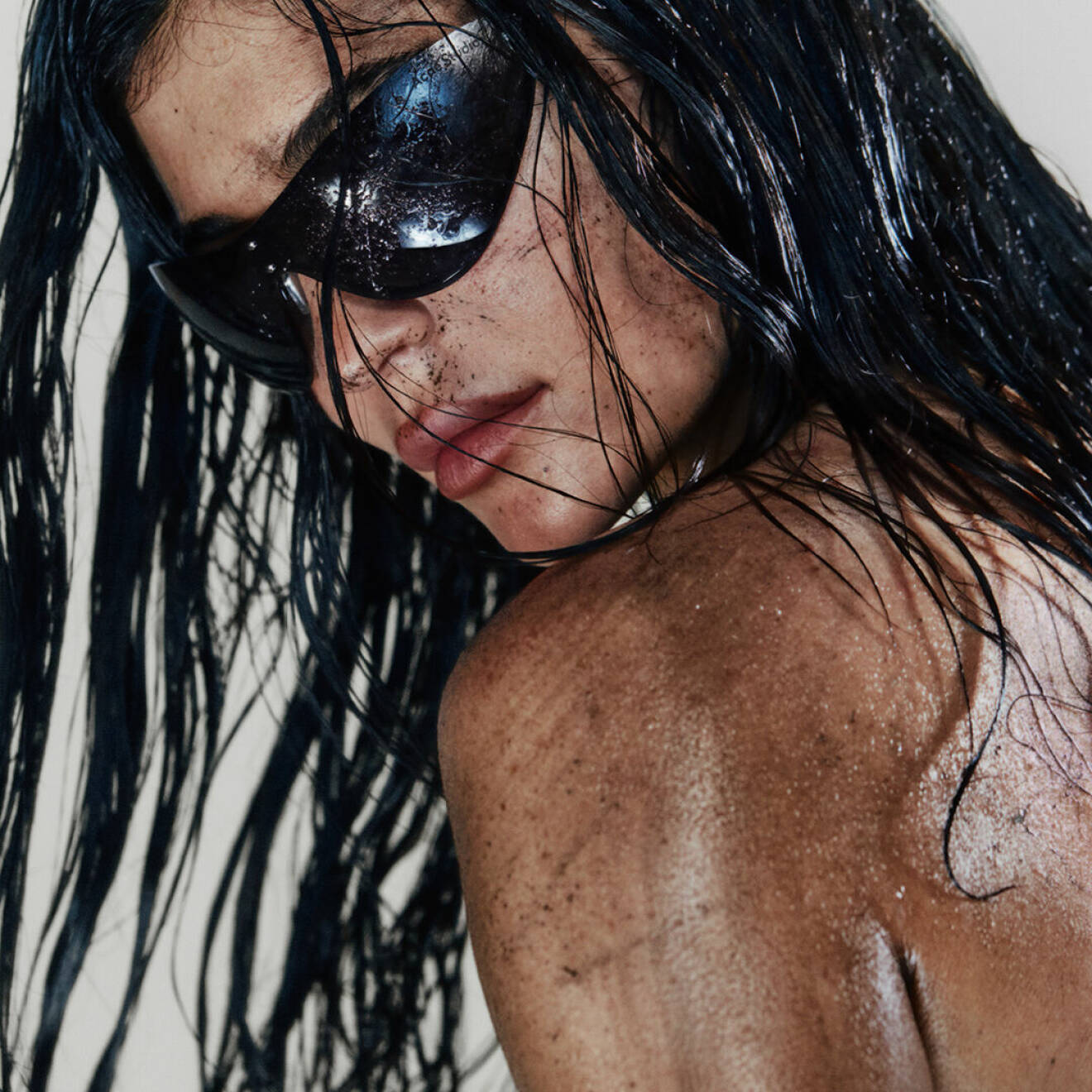 Kylie Jenner i nya solglasögon från Acne studios.