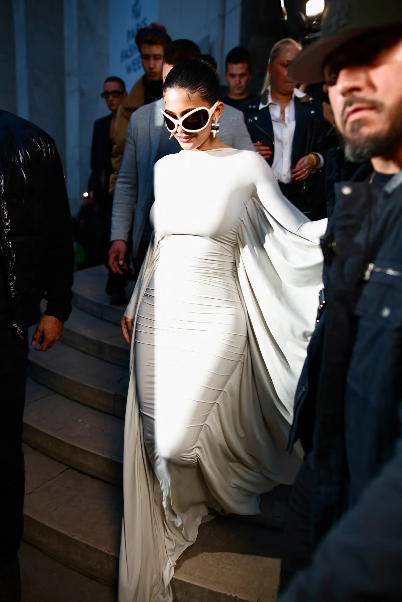 Kylie Jenner under paris modevecka i en hel Acne Studios look.
