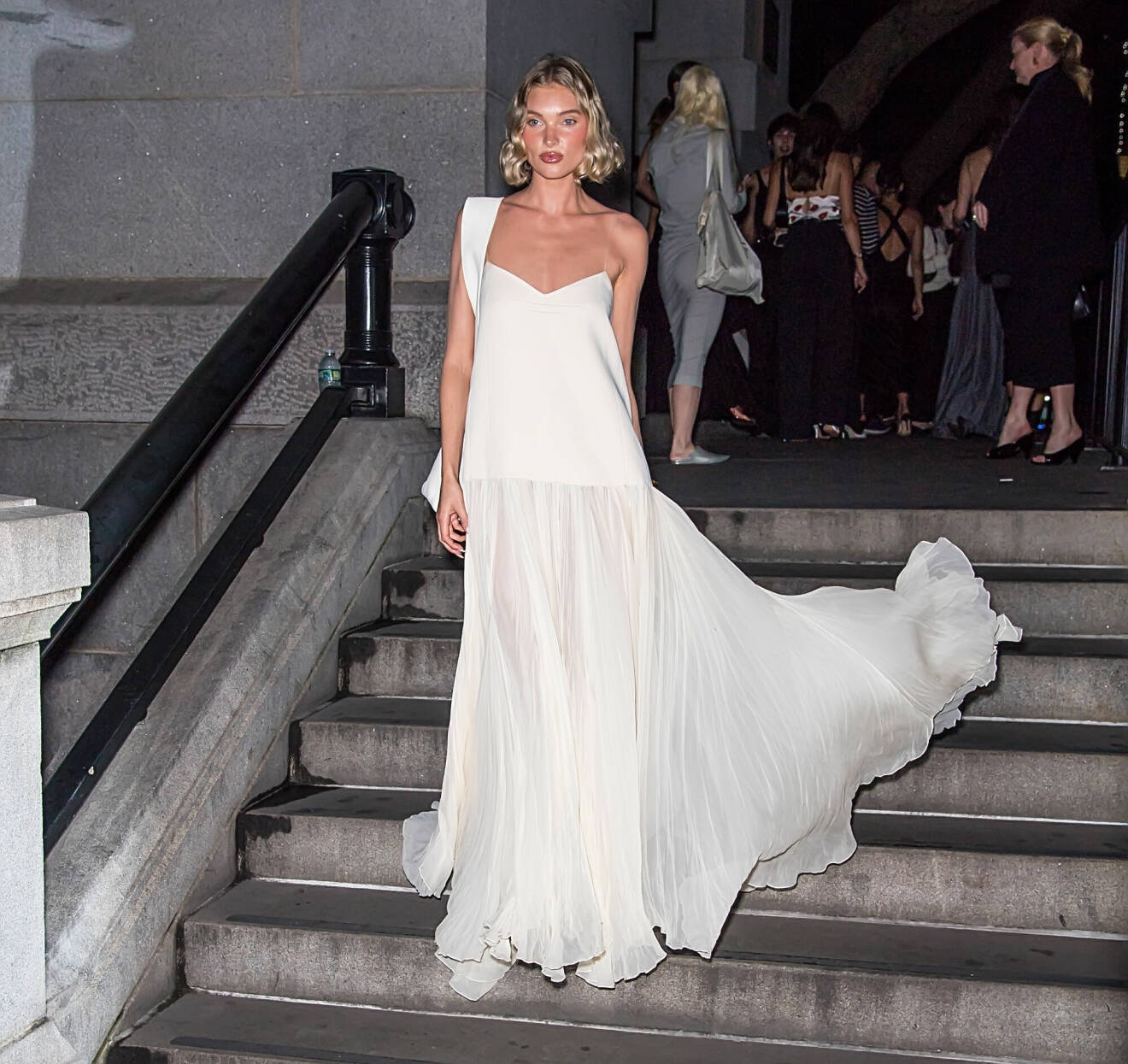 Elsa Hosk under New York fashion week I en böljande vit klänning.