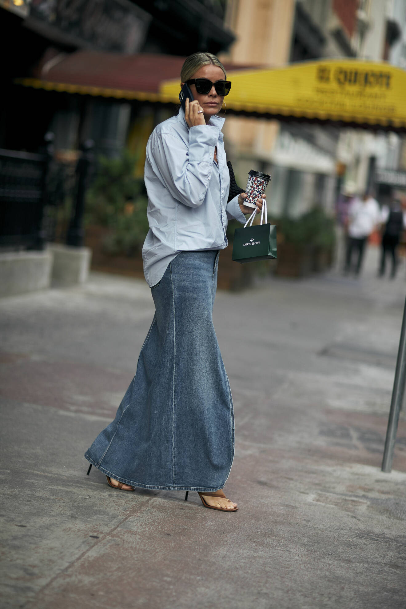 Ljusblå skjorta med lång jeanskjol New York Fashion Week.