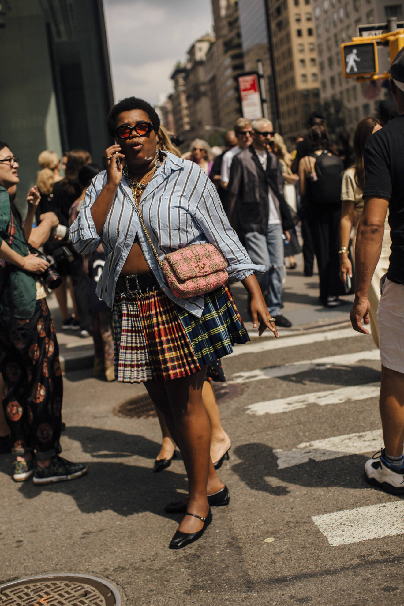 Randig skjorta med rutig kjol på New York Fashion Week Streetstyle.
