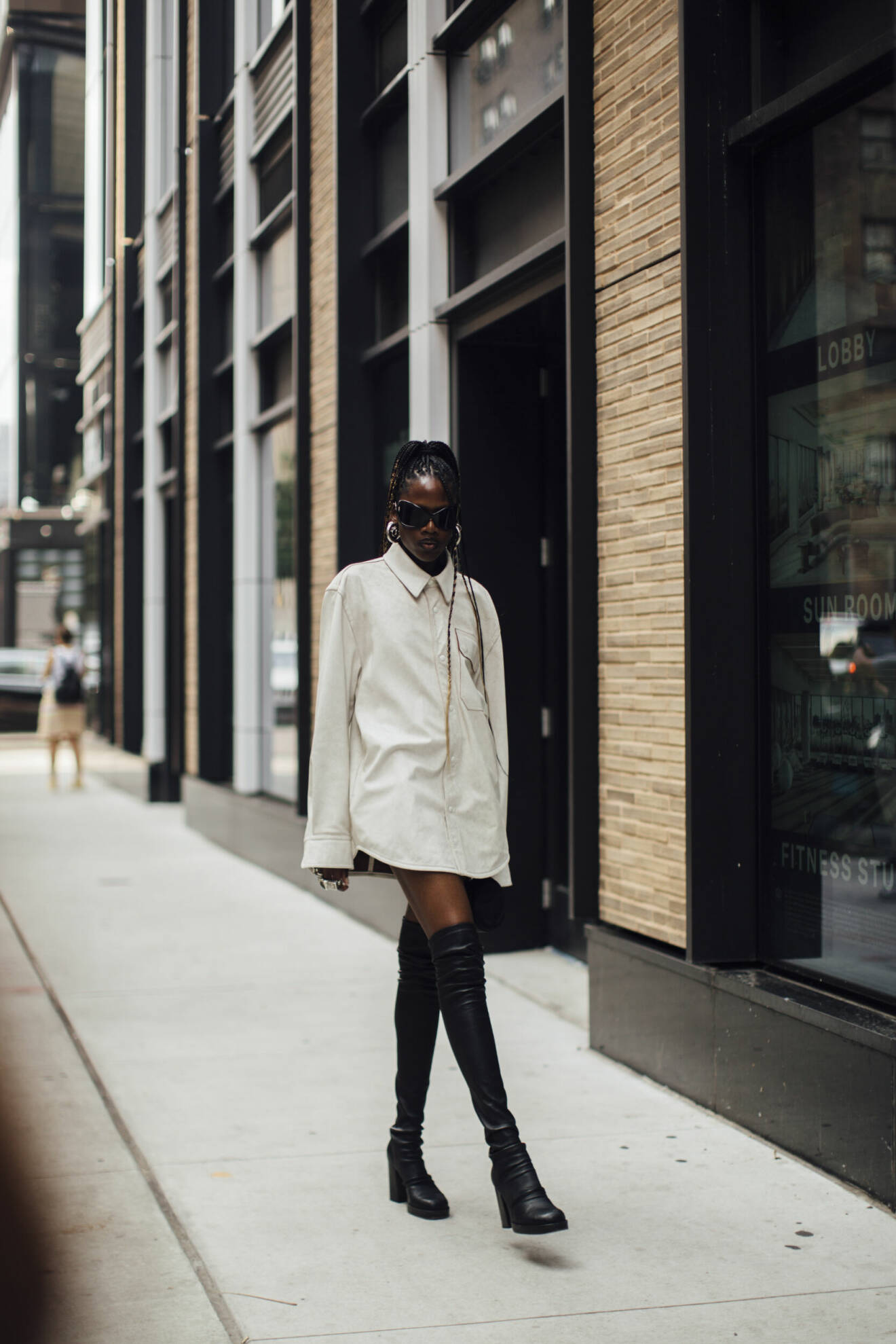 New York Fashion Week Streetstyle skjorta med höga boots.