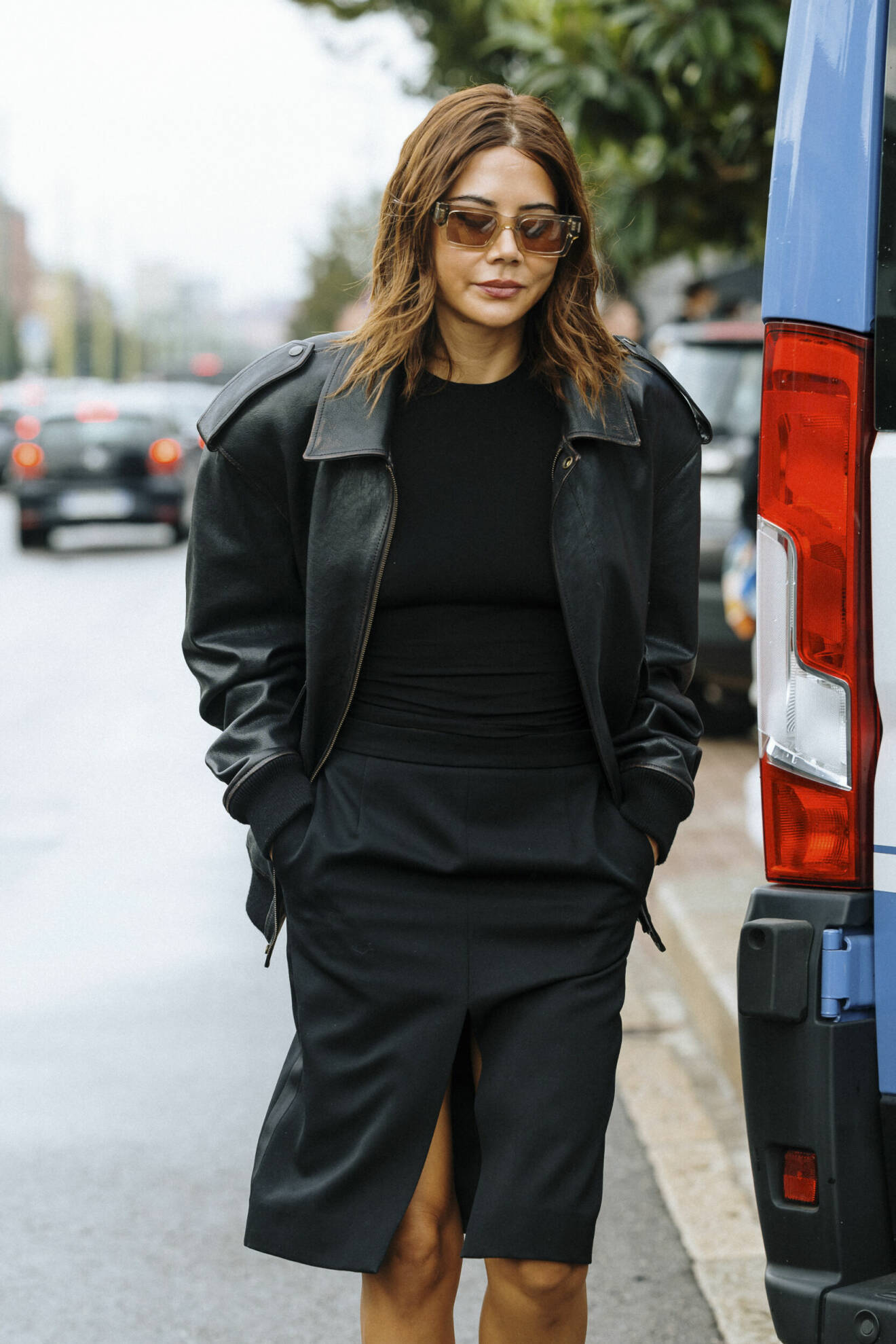 Streetstyle-look med svart kjol och läderjacka.