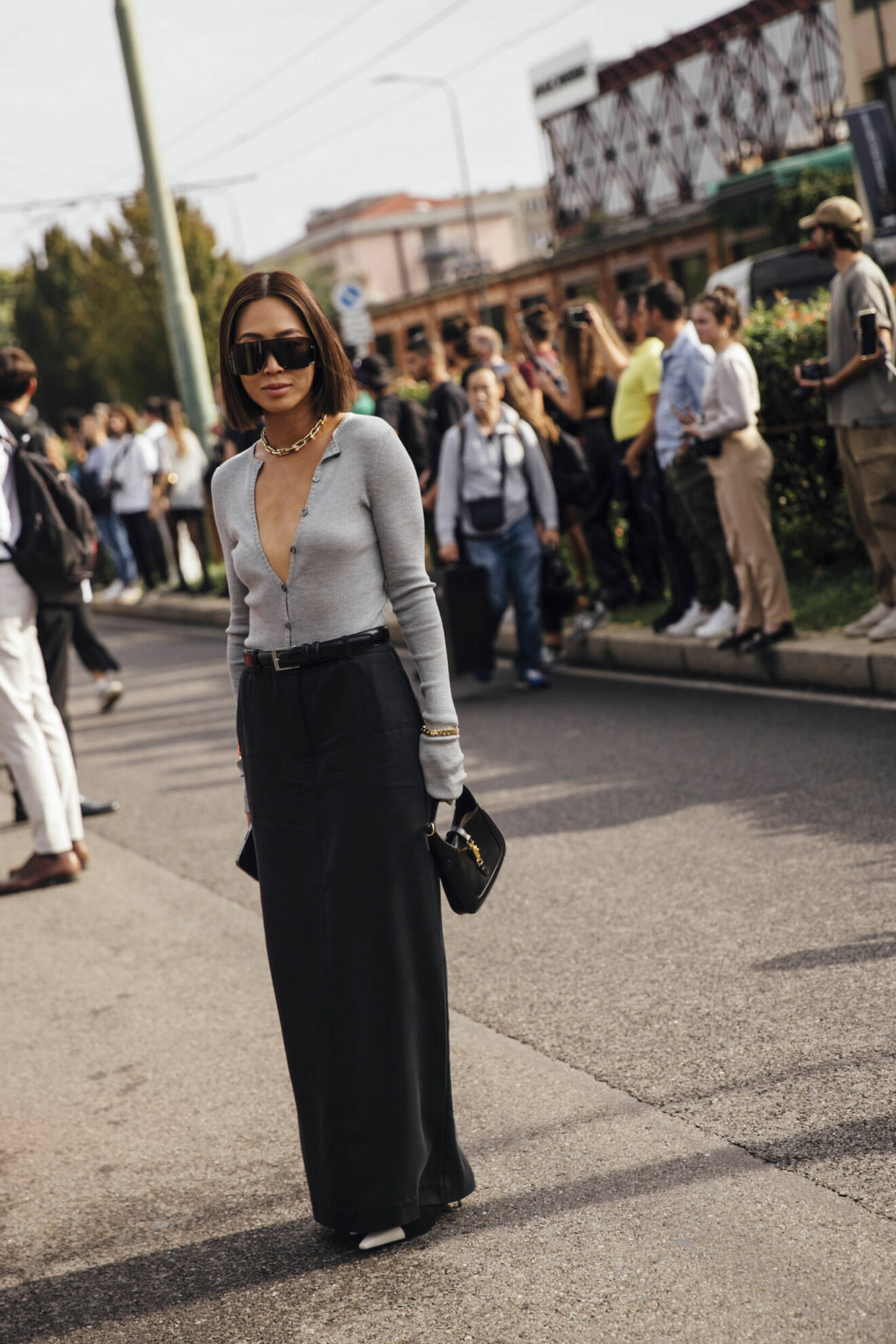 Streetstyle-look med kjol och grå kofta.