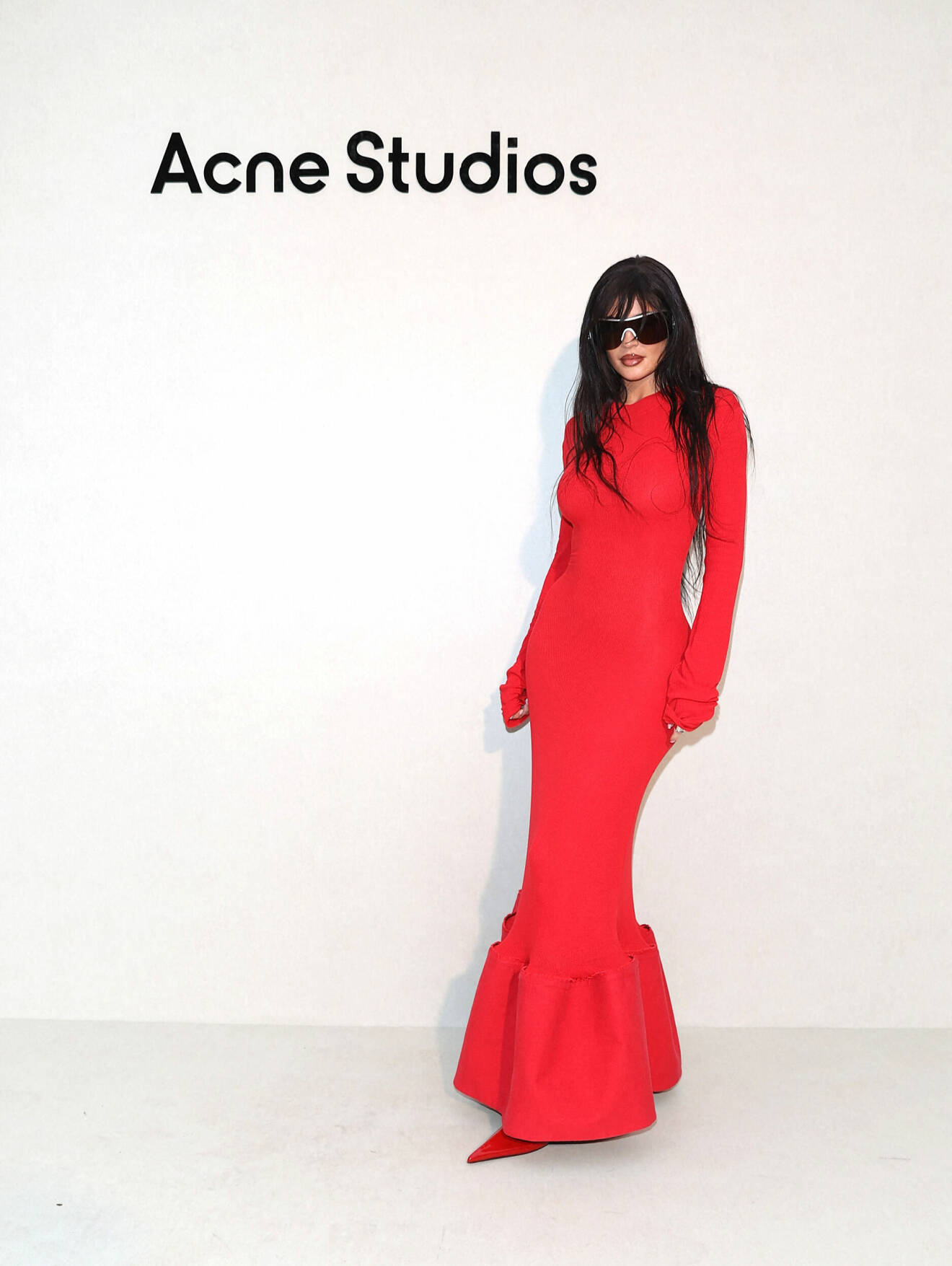 Kylie i en full outfit från Acne studios.