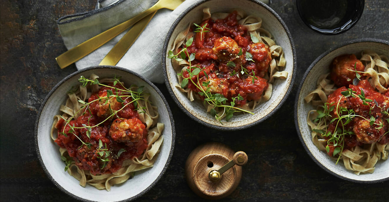 Recept på pasta med snabba köttbullar i tomatsås