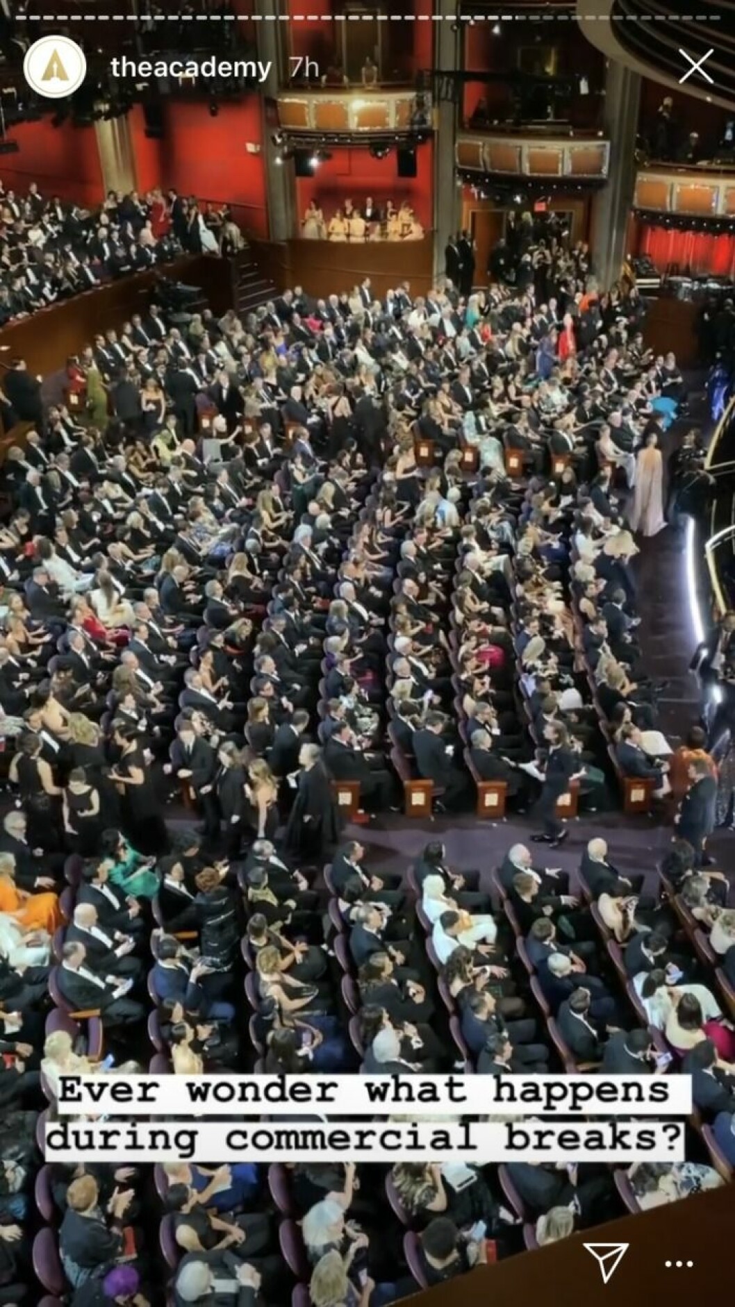 Några kändisar rörde sig i gångarna, men de flesta satt mest bara still och passade på att prata med varandra. Oscarsgalan 2020