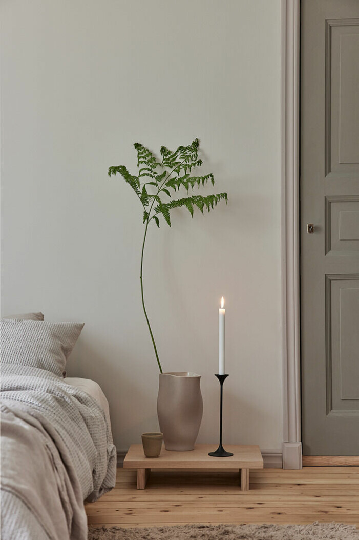 Måla om rummets alla hörn. Här kombineras väggen målad i den ljusa kulören <em>Camee 651</em> med lister i <em>Chateau 713</em> och en dörr i harmoniska <em>Sisal 559</em>. Trendkollektionen In Beige We Trust