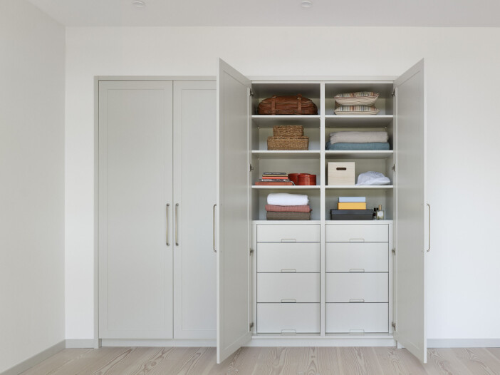 Optimera förvaringen genom att se över vilka kläder som faktiskt ska få plats i garderoben. Foto: New Day Interior inbyggd garderob med hyllor och lådor planerade för optimal förvaring