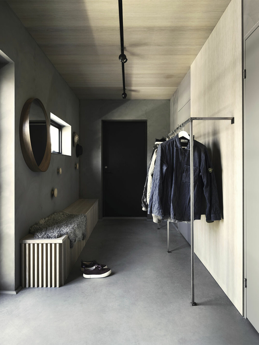 Välj måttanpassad förvaring och inred längs väggarna för att maxa ytan i den avlånga hallen. Syns i: <a href="https://www.elle.se/decoration/sober-elegans-moter-hallbarhet-i-skane/" target="_blank" rel="noopener">Drömmigt hus med elegant och hållbar inredning i Skåne</a> Foto: Jonas Ingerstedt Hall med industriell förvaring