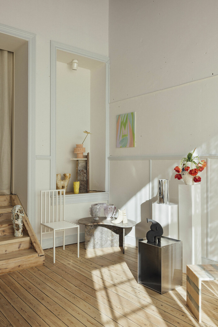 Från vänster till höger: skulptur, Inger Odgaard, dubbelvas, Dina Sandberg, svart vas Fanny Ollas, stol magniberg, marmorbord och piedestaler, Public Studio, och hylla Frama. Skulptur, Inger Odgaard, dubbelvas, Dina Sandberg, svart vas Fanny Ollas, stol magniberg, marmorbord och piedestaler, Public Studio, och hylla Frama.