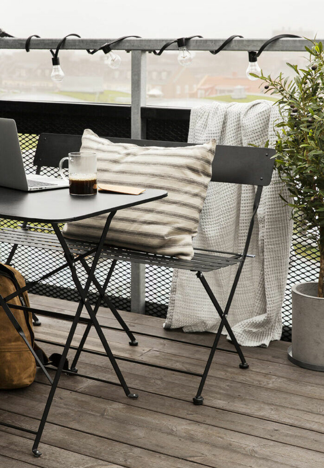 Stilfulla svarta detaljer på balkongen i skandinavisk stil från Granit