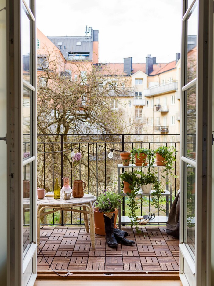 Ladda upp batterierna i sommar i en avkopplande miljö omgiven av växter. Foto: Johan Spinnell för <a target="_blank" href="https://www.instagram.com/historiskahem/">Historiska Hem</a>. Stylist: Åsa Copparstad och Hanna Rydman. Mäklare: Caroline Klasson. Så skapar du en stilren balkong med gröna växter