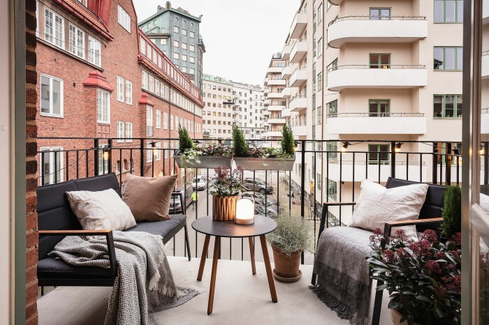 Foto: Anders Bergstedt Stylist: Greydeco för Alvhem/mäklare: Åke Åkerman inred balkongen mysig med textilier som plädar och kuddar