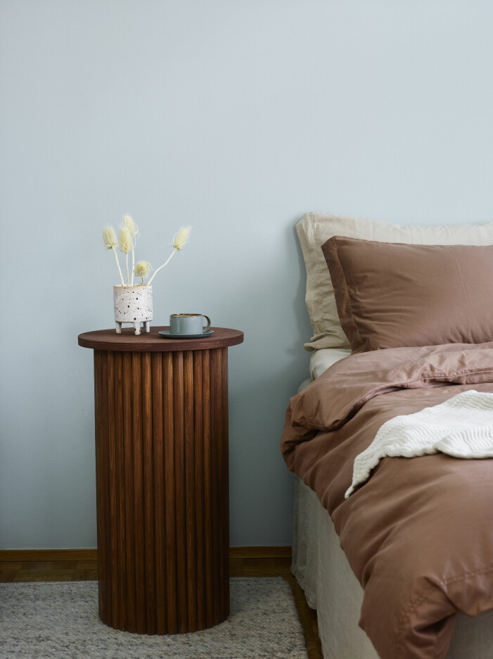 <span class="italic" data-lab-italic_desktop="italic">Light Sky Blue</span> är Beckers trendtema som ringar in den skandinaviska trenden där svalt blått möter jordnära toner. Väggen är målad i kulören <span class="italic" data-lab-italic_desktop="italic">Midsommarnatt 756</span> medan piedestalen är betsad i <span class="italic" data-lab-italic_desktop="italic">Bark 5172</span>. Foto: Beckers. Inred hemma med ljusblåa toner för ett harmoniskt intryck
