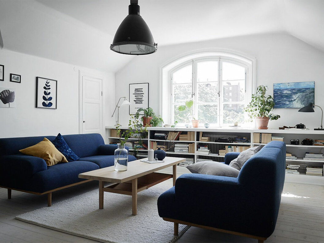 En soffa i blått är en möbel som håller i många år, även om färgen är särskilt trendig just nu. Foto: Fredric Boukari Styling: Lindholm för <a href="https://www.instagram.com/historiskahem/?hl=sv" target="_blank" rel="noopener">Historiska hem</a>/mäklare: Katarina Ljung Inred med blå soffa – årets färg 2020