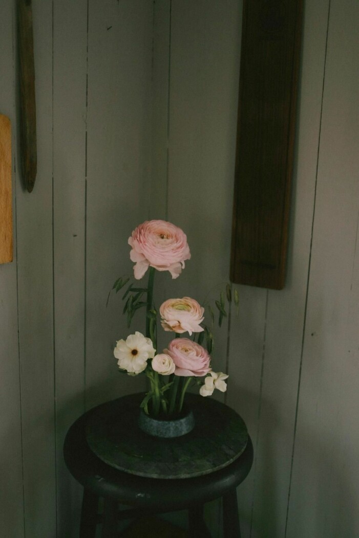 Inspireras av <a target="_blank" href="https://elinlannsjo.elle.se/">ELLE-profilen Elin Lannsjös</a> skulpturala blomsterarrangemang skapat med blomsterfakir. Inred med blommor hemma, så inreder du med blomsterfakir eller kenzan