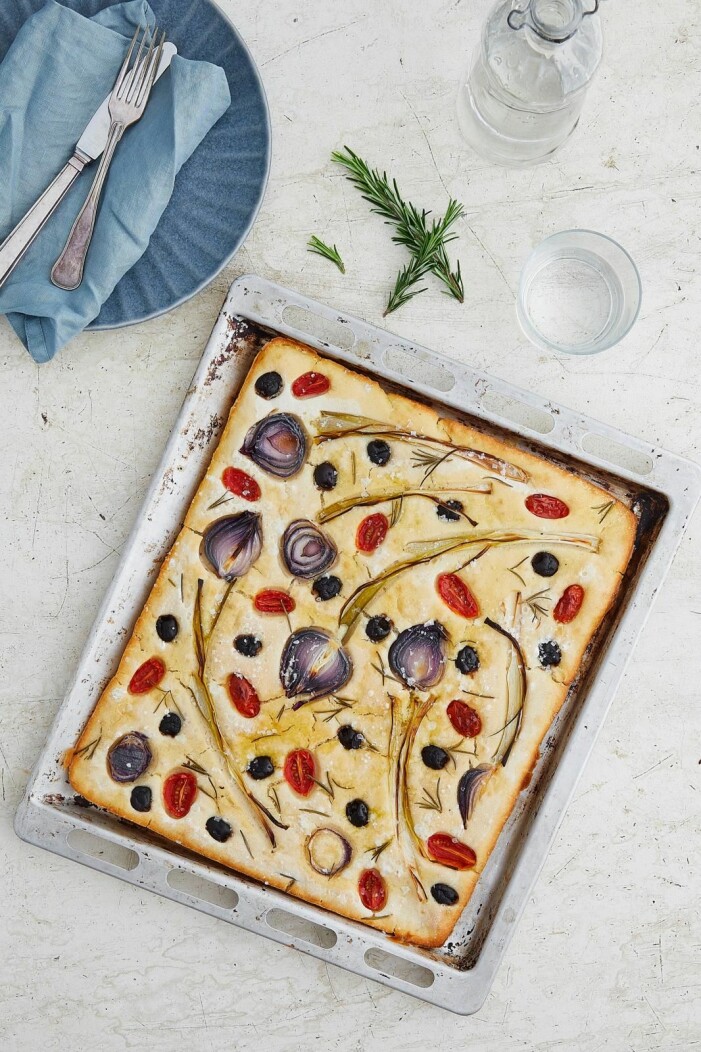 Bjud på blomstrande focaccia! Många av säsongens växtfavoriter går även att äta eller skapa konstverk med. Foto: Maria Fabricius Tegner. Ätbara blomster recept