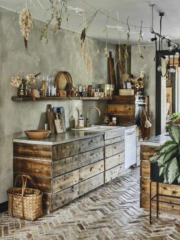 Sus Mogensen i Köpenhamn sparar sommaren som en kreativ girlang. Foto: Andrea Papini Stylist: Alexandra Papini | Syns i: <a target="_blank" href="https://www.elle.se/hemma-hos/bohemiskt-diy-kopenhamn/7321939">Kreativa lösningar och bohemiskt hemma hos Sus Mogensen</a> Inred med blommor hemma, gör en blomstergirlang
