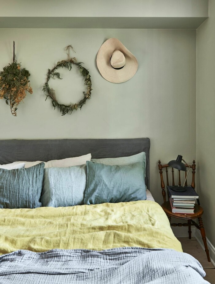 Addera lugn och harmoni med växter, som hos <a target="_blank" href="https://sofiawood.elle.se/">ELLEs Sofia Wood</a>. Foto: James Stokes Stylist: Maria Nordin | Syns i: <a target="_blank" href="https://www.elle.se/hemma-hos/bohemiskt-och-naturnara-hemma-hos-sofia-wood/4743397">Bohemiskt och naturnära hemma hos Sofia Wood</a> Så inreder du med torkade kransar hemma