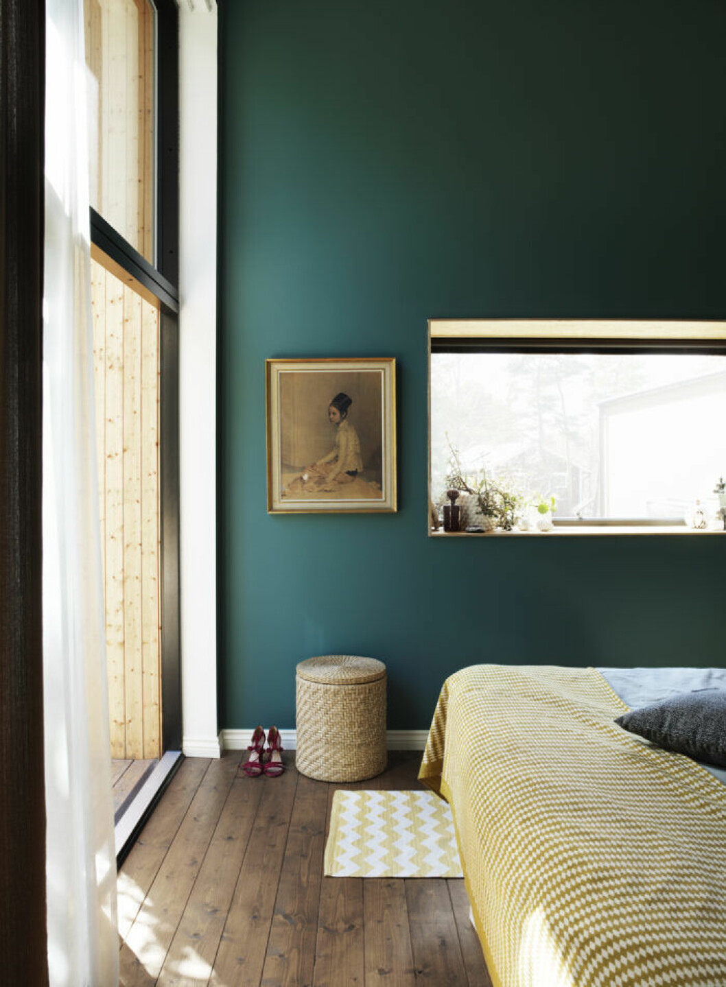 Gammalt och nytt skapar en vacker dynamik. Syns i: <a href="https://www.elle.se/decoration/valkurerad-stilmix-med-fargstarka-detaljer-i-fokus/" target="_blank" rel="noopener">”Välkurerad stilmix med färgstarka detaljer i fokus”</a>. Foto: Petra Bindel, styling: Tina Hellberg. Inred med färg – stilsäkra tips för att lyckas bäst