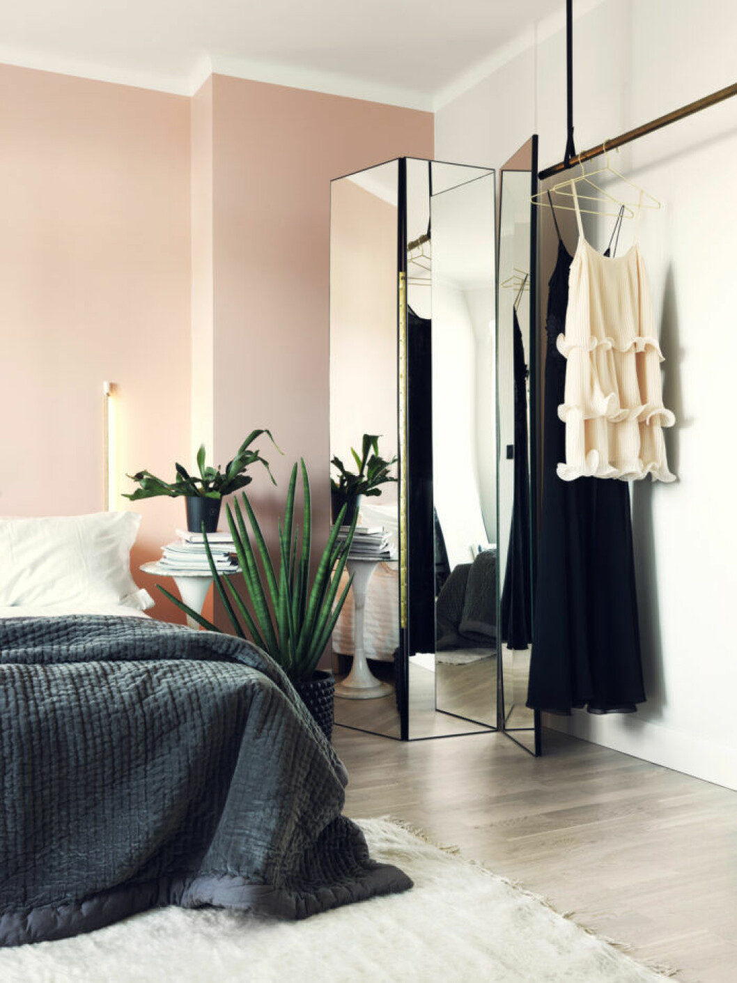Ljust laxrosa är en perfekt väggfärg för en trendsäker fondvägg. Syns i: <a href="https://www.elle.se/decoration/svart-kok-och-rosa-sovrum-i-inredarens-fantastiska-hem/" target="_blank" rel="noopener">”Magiskt hem med ljusrosa sovrum och helsvart kök”</a>. Foto: Jonas Ingerstedt. Inred med färg – stilsäkra tips för att lyckas bäst