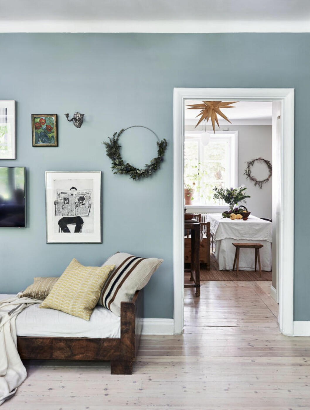 Harmoniskt blått är alltid rätt. Färgen hemma hos Sofia Wood har koden S3010-B70G. Syns i: <a href="https://www.elle.se/decoration/bohemiskt-och-naturnara-hemma-hos-sofia-wood/" target="_blank" rel="noopener">”Bohemiskt och naturnära hemma hos Sofia Wood”</a>. Foto: James Stokes, stylist: Maria Nordin. Inred med färg – stilsäkra tips för att lyckas bäst