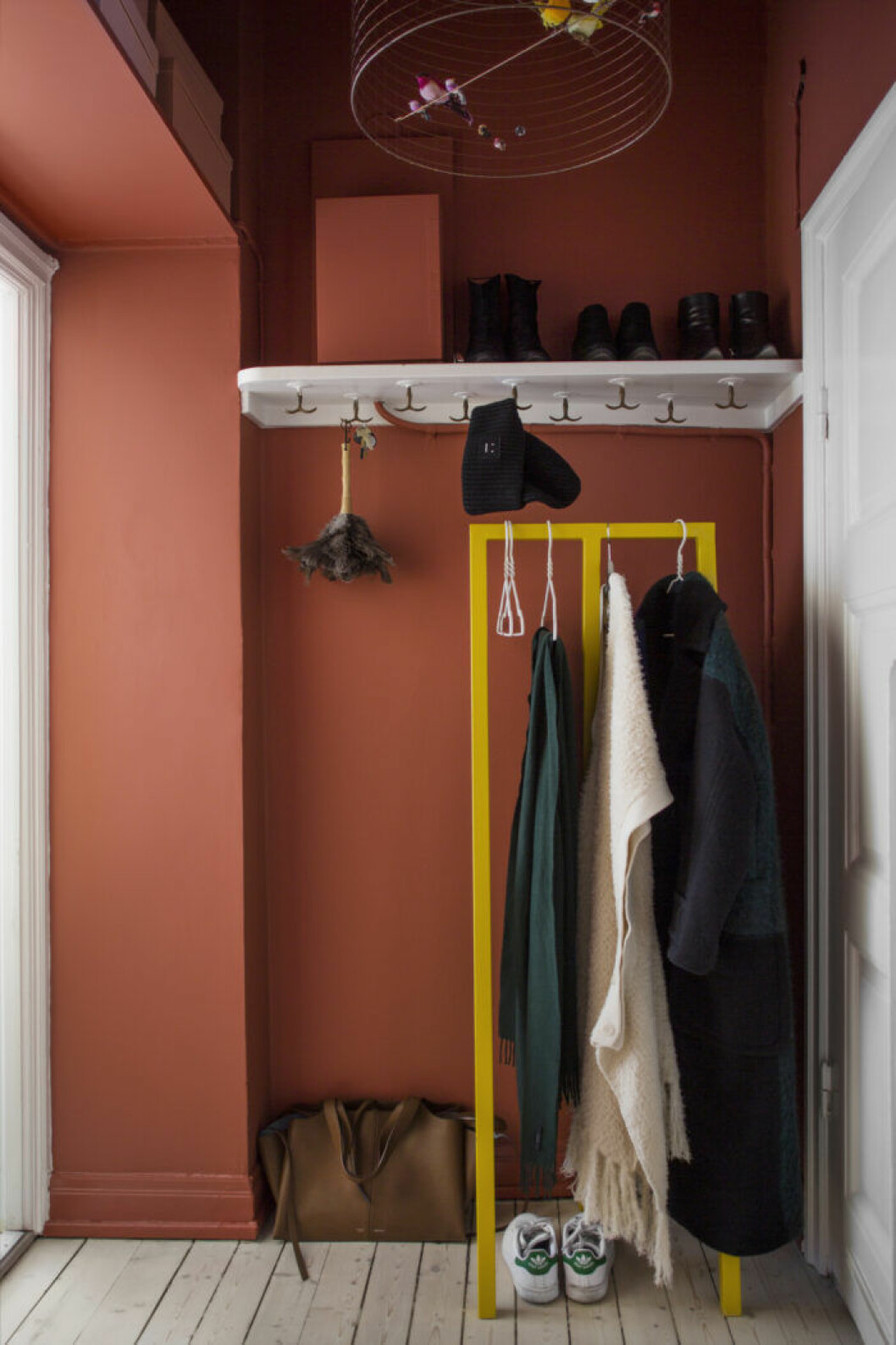 Välkomna med rostrött i hallen. Syns i: <a href="https://www.elle.se/decoration/farg-compact-living-hemma-hsos-helena-sand/">”Färg och smarta lösningar hemma hos Helena Sand”</a>. Foto: Lina Östling, stylist: Mari Strenghielm. Inred med färg – stilsäkra tips för att lyckas bäst