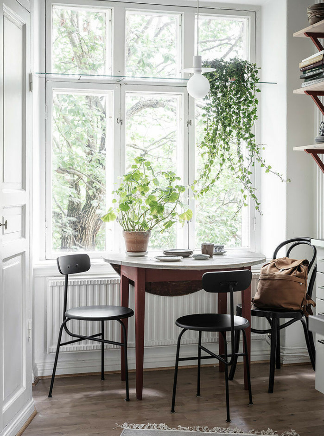 Gröna växter ger liv till inredningen. Foto: Anders Bergstedt Styling: Elli Roshandel/Nouvel Interior för Entrance mäkleri/mäklare: Erika Bergholm Inred med gröna växter för att ge liv till inredningen