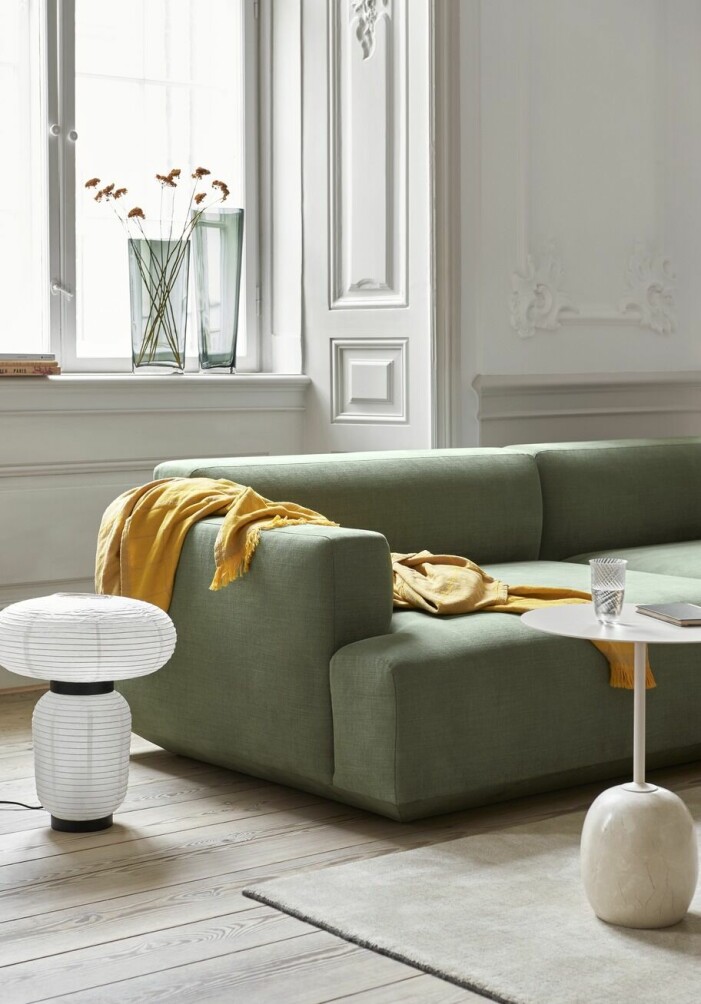 Likt övriga trender kan color blocking få ta plats i mindre skala innan du blandar in fler kulörer i starkare nyanser. Foto: &tradition. Årets färgtrender 2022, så inreder du med color blocking