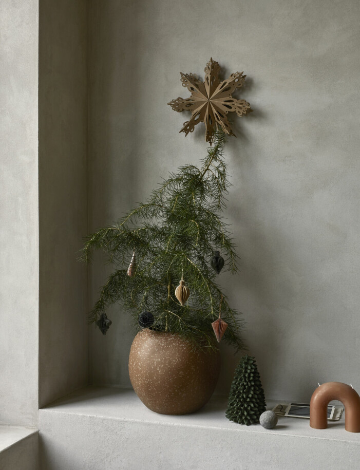 Julgran i mindre skrud med tidlösa pappersdekorationer i tidlösa, nedtonade kulörer. Foto: Broste Copenhagen. Inred med jul, minijulgranar