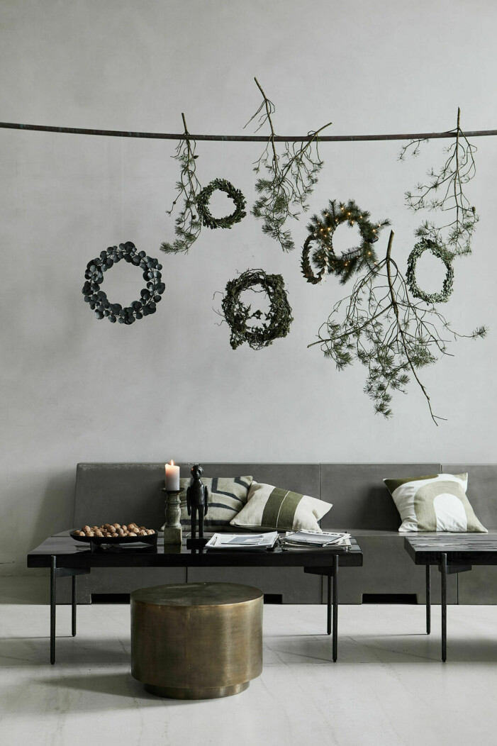 Använd grönskande växter för att skapa vackra, naturnära blickfång fina både i jul och framöver. Foto: House Doctor. Inred med jul, kransar och julblommor