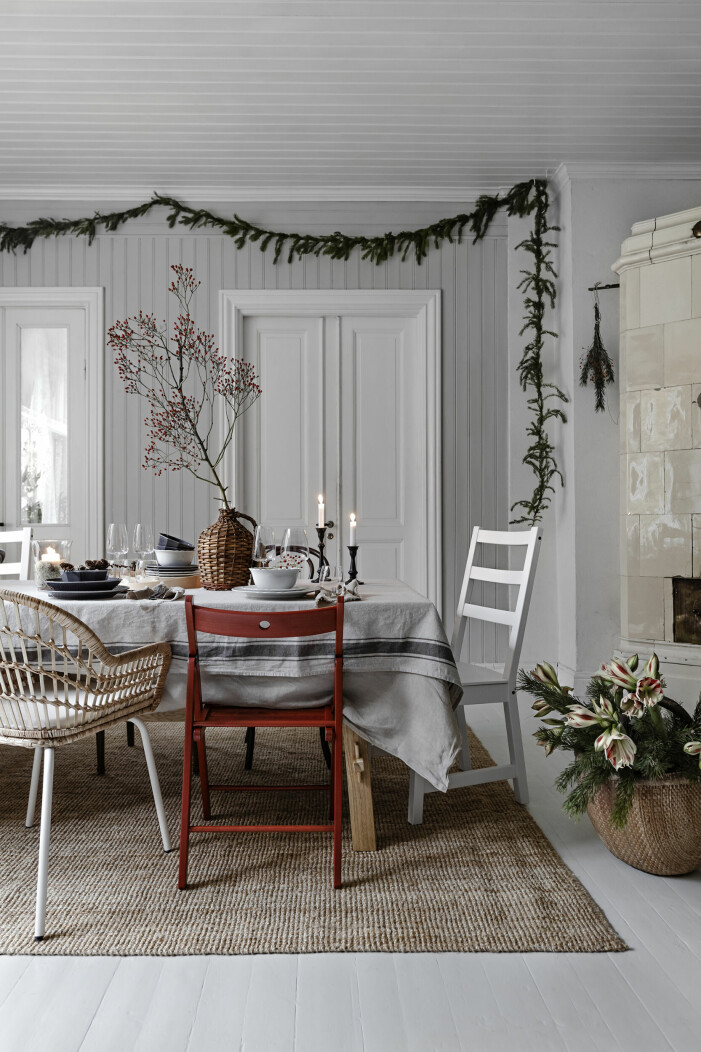 Skapa en magiskt julig inramning med en stämningsfull girlang (eller två!). Foto: Anna Malmberg/Ikea. Inred med jul, växtgirlanger