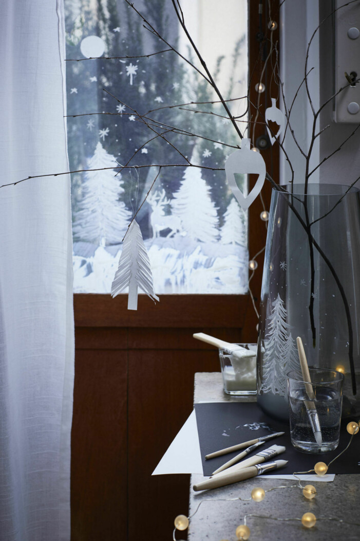 Inspireras av Ikeas julmiljöer, där ljusslingor förekommer både i fönster och bland säsongens växter. Foto: Ikea. Inred med jul, ljusslinga