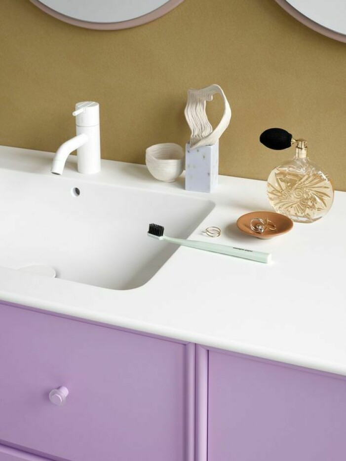 Ge badrummet ett uppiggande lyft med färgsprakande lila. Foto: <a target="_blank" href="https://www.pinterest.se/montanafurniture">Montana</a> via Pinterest. Inred med lila, lila badrum