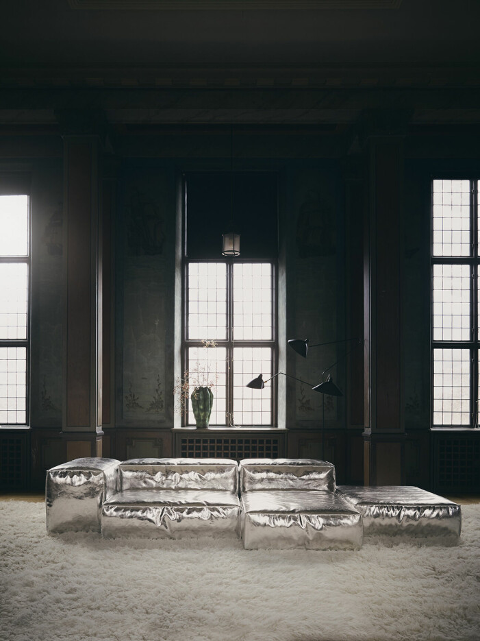 Inredning redo för fest – och reflektion. Extra soft sofa från Living Divani/Artilleriet. Var inte rädd för att inreda med metallic