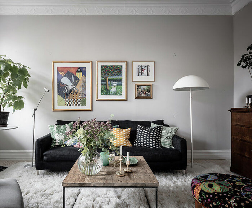 Foto: Anders Bergstedt för <a href="https://www.instagram.com/entrancemakleri/?hl=sv" target="_blank" rel="noopener">Entrance</a>/mäklare: Erika Bergholm Mixa mönster i textilierna – här i vardagsrum med textilier från Svenskt Tenn