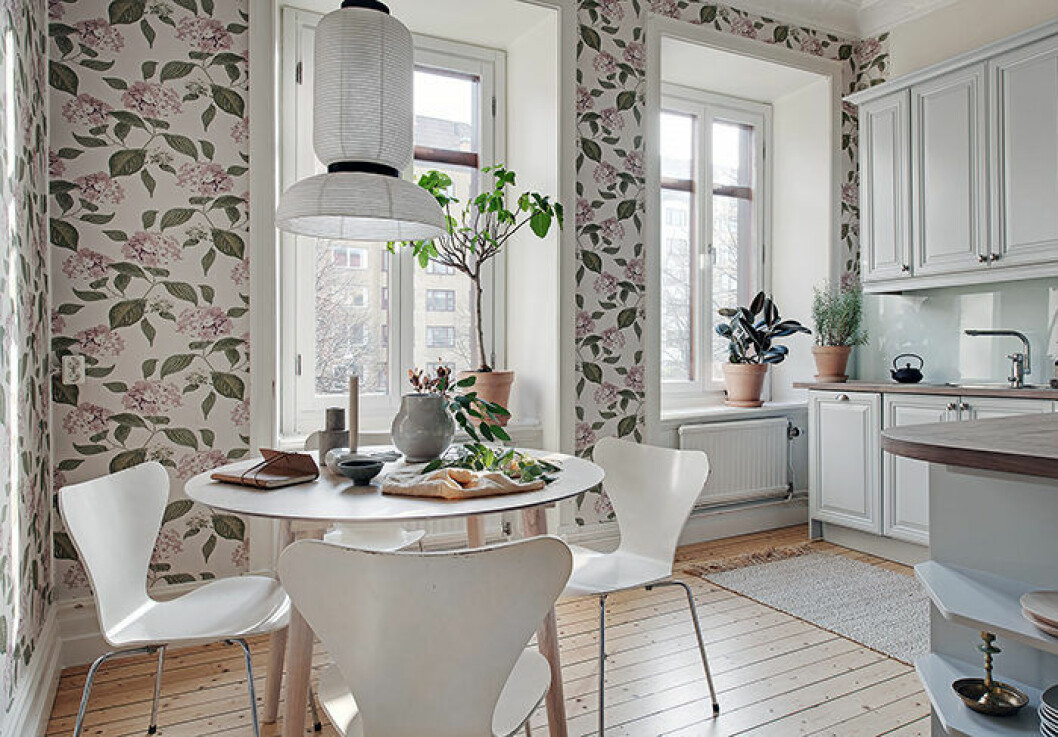 Foto: Fredrik J Karlsson Styling: Emma Fischer/Emma Hos för <a href="https://www.instagram.com/alvhem/?hl=sv" target="_blank" rel="noopener">Alvhem</a>/mäklare: Anna-Kajsa Nylander Inred med blommiga tapeter för sommarkänsla i hemmet