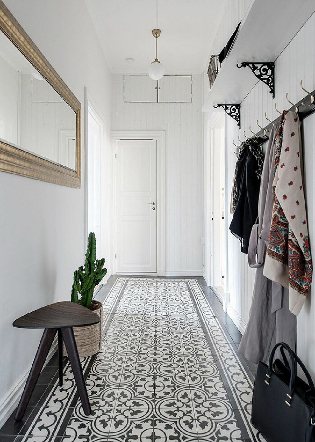Foto: Maria Sahlander Styling: By Bon Interior för <a href="https://www.instagram.com/bjurfors_goteborg/?hl=sv" target="_blank" rel="noopener">Bjurfors</a>/mäklare: Anna Melin Mönstrade golv lyfter intrycket i hallen