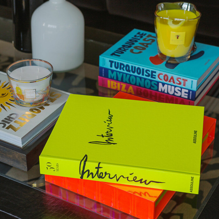 Många böcker och bookazines, välkurerade magasin med bokkänsla, går ofta i poppiga kulörer. Foto: <a target="_blank" href="https://www.amara.com/products/interview-50-years-book">Amara</a>. Inred med neon hemma, coffee table-bok från Assouline