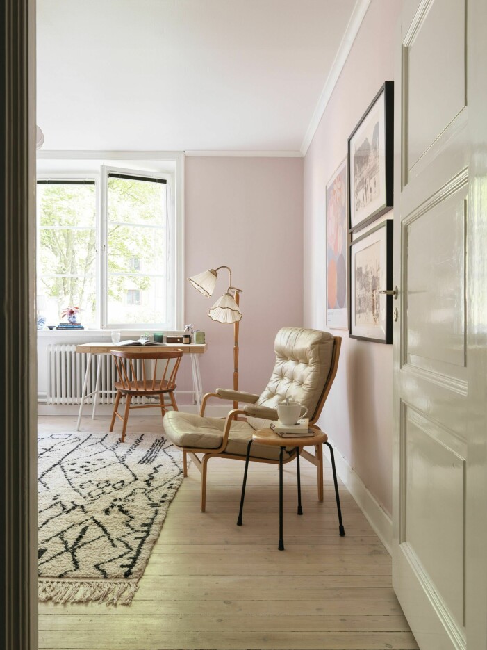 Säg hej till rosa, inte minst i skira, ljusa utföranden som spås dominera 2022. Foto: Elin Sylwan för <a target="_blank" href="https://www.instagram.com/historiskahem/">Historiska Hem</a>. Stylist: Petra Yngfalk. Mäklare: Hanna Tairi. Årets trendfärger 2022, ljusrosa