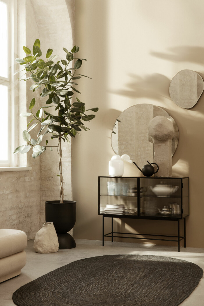 Gör din egen take på spegelväggen genom att inreda med fler speglar på en och samma yta. Foto: Ferm Living. ELLE Decorations bästa inredningstips med speglar