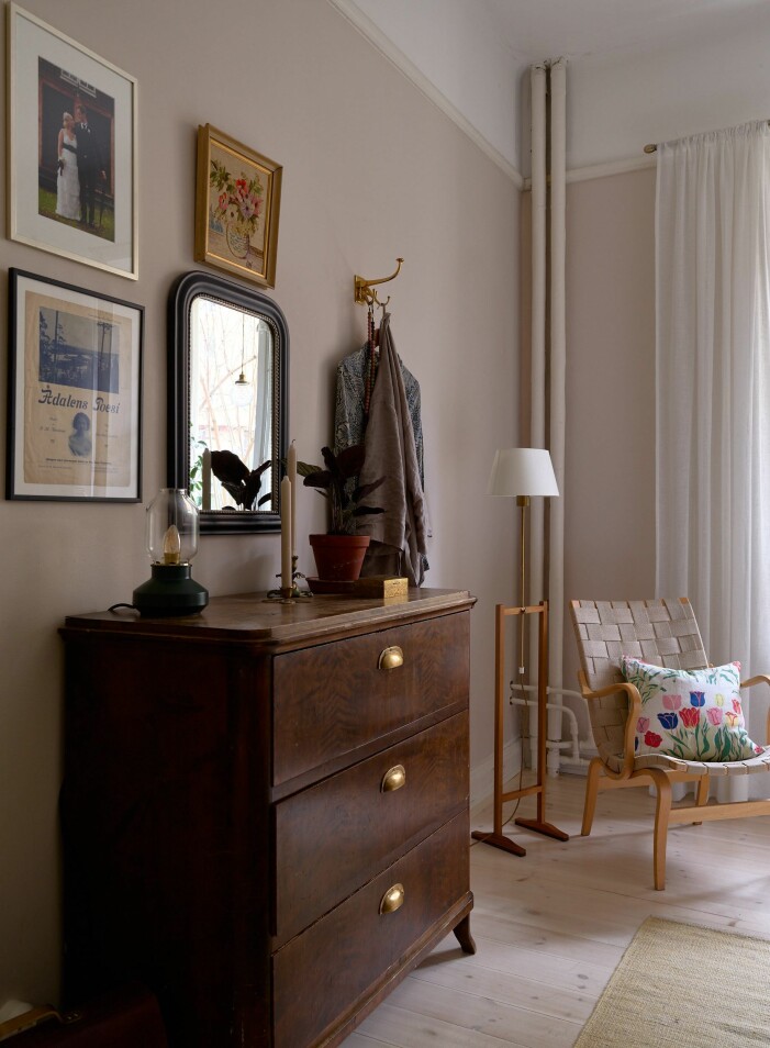 Har du fyndat en fin spegel vintage? Ge den lite extra kärlek (om det behövs) innan användning. Foto: Fredric Boukari för <a target="_blank" href="https://www.instagram.com/historiskahem/">Historiska Hem</a>. Stylist: Charlotte Lindholm. Mäklare: Charlotte Pellas. Tänk på spegelns skick när du inreder med speglar