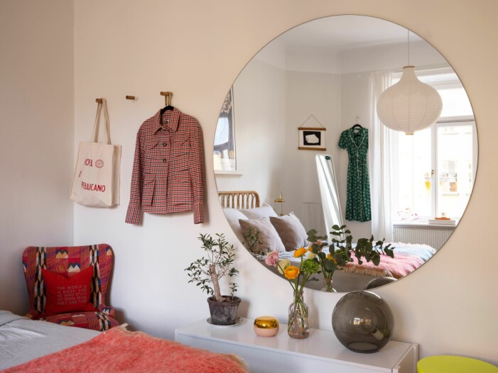Spegelns placering gör stor skillnad både för ljusinsläpp och atmosfär i rummet. Foto: Joakim Johansson för <a target="_blank" href="https://www.instagram.com/historiskahem/">Historiska Hem</a>. Stylist: Anna van Keppel. Mäklare: Mattias Öhman. Så placerar du spegeln rätt i ditt rum