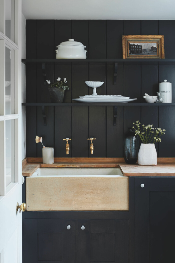 Svart passar in i alla hemmets rum, inte minst köket. Komplettera med detaljer i obehandlade naturmaterial. Foto: Farrow & Ball. Inred med svart, svart kök