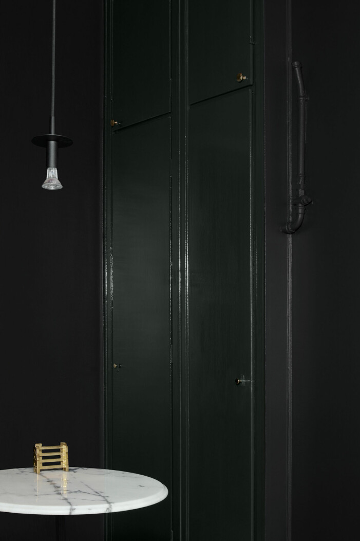 Svart gifter sig väl med andra mörka kulörer, inte minst den murrigt gröna trendkulören. Foto: Straight Design Studio. Inred med svart, svarta väggar