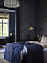 Ombonat sovrum med mörkblå mönstrad tapet från Boråstapeter
