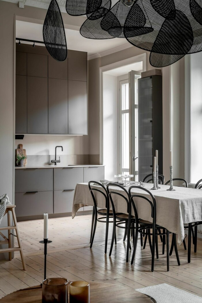 Även grått är en färgfavorit 2022 som med fördel får ersätta de strikt vita ytorna. Foto: Henrik Lindén för <a target="_blank" href="https://www.instagram.com/alvhem/">Alvhem</a> Mäklare: Tony Henschel. Årets trendfärger 2022, brunt kök